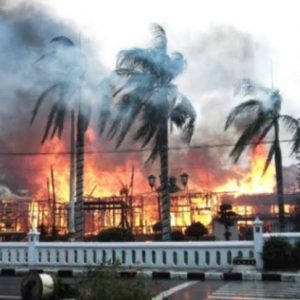 Selain Menjarah Sembako, Ribuan Warga Juga Bakar Rumah Bupati