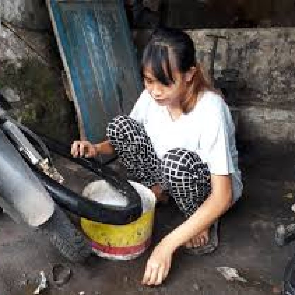 Viral ! Tukang Tambal Ban Cantik Asal Garut