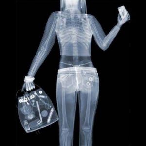 Ibu dan Putrinya Ditelanjangi di Bandara, Ternyata Ini Alasanya