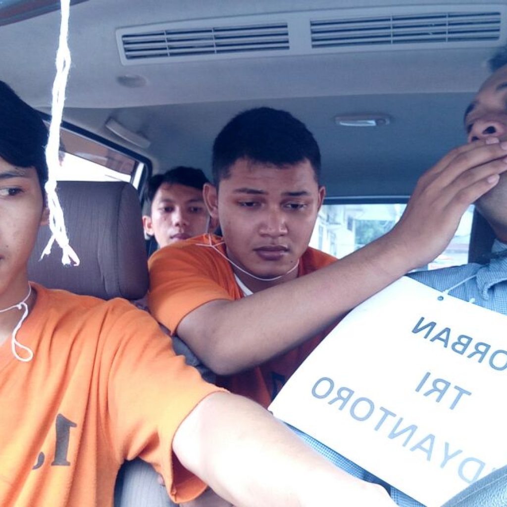 Tri Dicekik Dengan Tali Tambang Jemuran