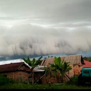 Fenomena Awan Berbentuk Gulungan Ombak Gegerkan Warga Muara Enim