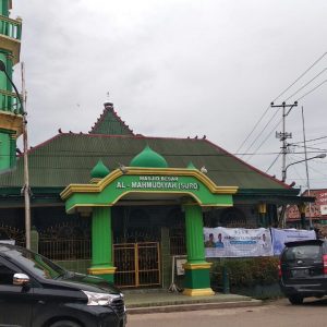 Begini Tradisi Bagi-bagi Bubur Untuk Berbuka di Masjid Suro