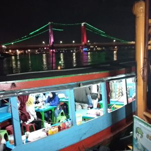 Yuk Cobain Sensasi Berbuka Puasa di Warung Terapung