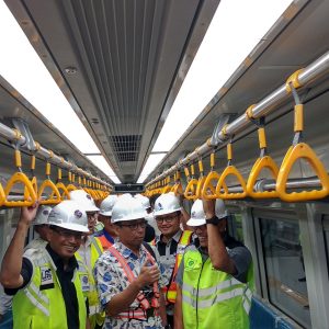 Menhub Antusias Uji Coba LRT Lancar