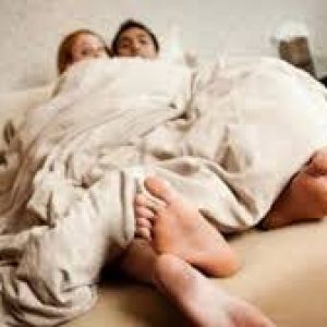 Suami Dobrak Pintu, Istri Cuma Pakai Singlet Dipangku Selingkuhan