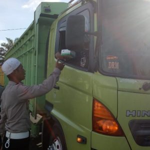 Jelang Waktu Berbuka, Satlantas Polres Mura Bagi-bagikan Takjil