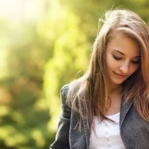 Punya Pacar Cewek Pendiam Banyak Kelebihanya? Ini 4 Hal Baiknya