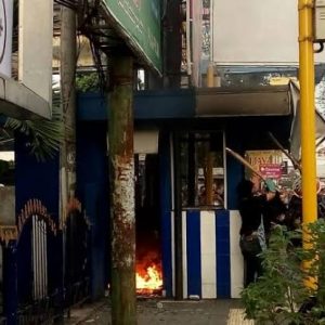 Massa Bakar Pos Polisi, 69 Orang Ditangkap, 10 Diantaranya Wanita