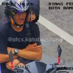 Kocak, Aksi Pengendara Motor Turunkan Kekasihnya Gara-gara Helm