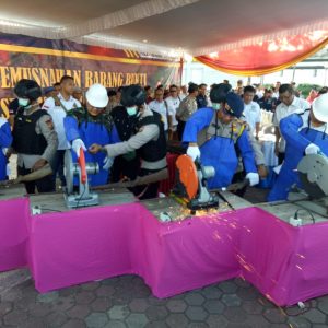 Polda Sumsel Cincang Ratusan Senpi Rakitan