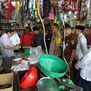 Pantau Kondisi Pasar, Plt Bupati Lahat Pastikan Stok Sembako Aman