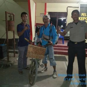 Pakai Sepeda, Pria Paruh Baya Ini Bersihkan Ranjau Paku Hingga ke Sabang