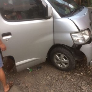 Mengantuk Saat Mengemudi, Grand Max Seruduk Tiang Listrik