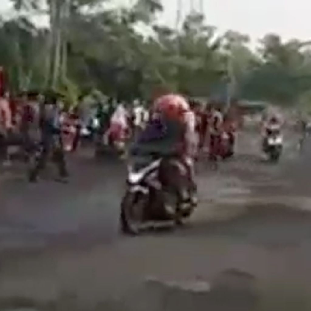 Hati-hati, Pengendara Motor Wanita Disiram Tiap Lewat Lintasan Ini