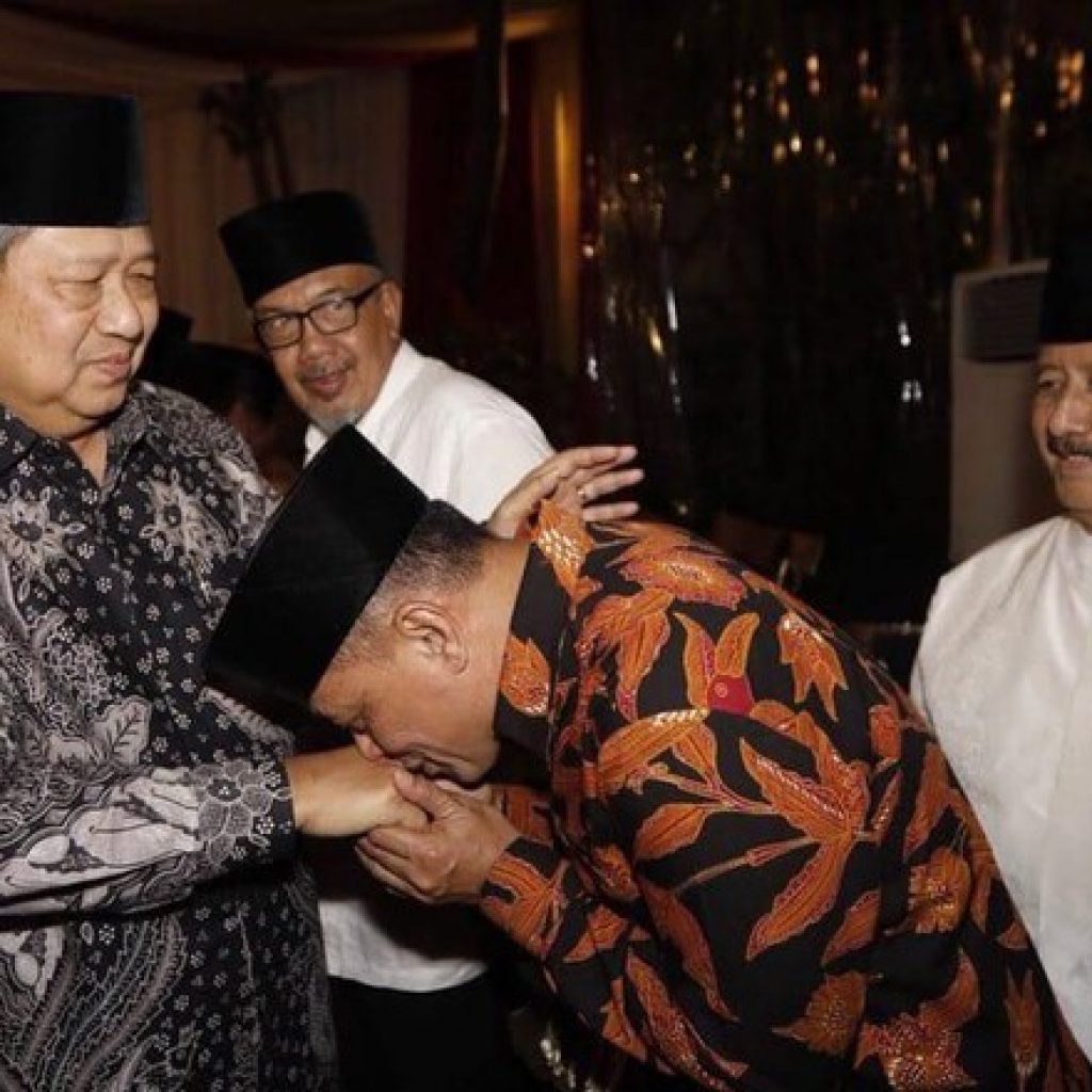 Gatot  Nurmantyo Cium Tangan SBY,Begini Kata Politisi Gerindra
