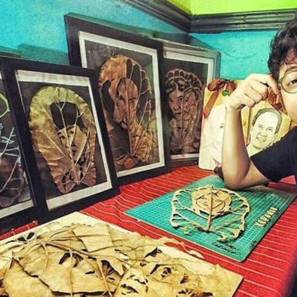 Pria Ini Sulap Daun Kering Bernilai Artistik Tinggi
