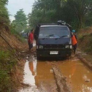 Lintas Muara Enim-Lahat di SDL Longsor, Warga Gotong Royong Bersihkan Jalur