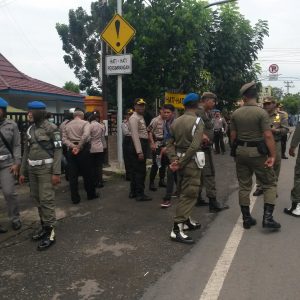 Ratusan Aparat Keamanan Siaga di Depan Kantor Panwaslu Muara Enim