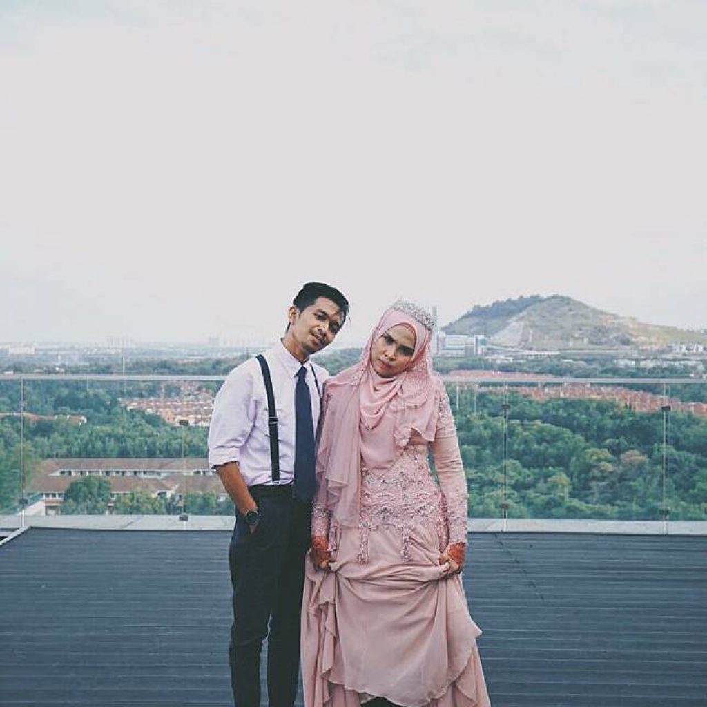 Kocak, Pria Ini Lakukan Cara Unik Agar Terlihat Tinggi Saat Foto Prewedding