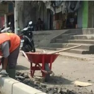 Nah lo, Warga Protes Proyek Pembuatan Trotoar di Tanjung Enim