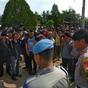 Massa Serbu Kantor Panwaslu Banyuasin Tuntut Pemungutan Suara Ulang Pilgub