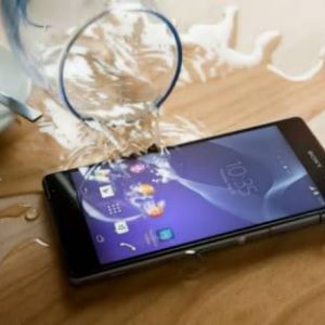 Jangan Panik Jika Handphone Kamu Terkena Air, Ini Solusinya