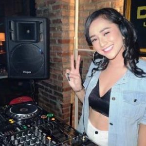 Caesa Echa ‘Menggoda’ Clubber di D’Fairway Lounge