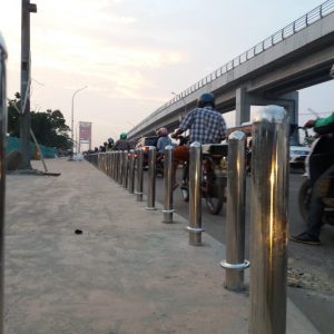 Pasang Besi Pembatas Trotoar di Jembatan Ampera, Antisipasi Pengemudi Nakal