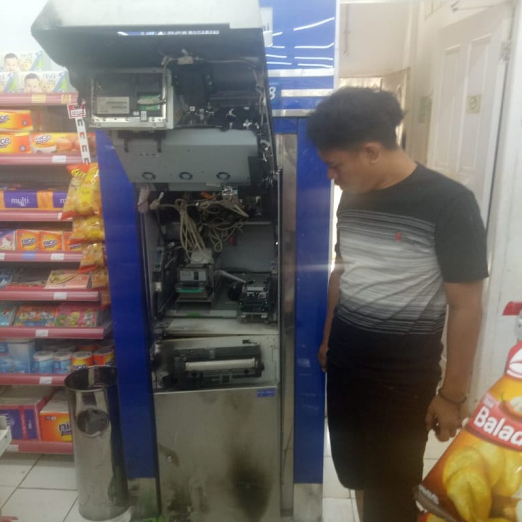 ATM Dalam Minimarket Dibobol, Rp320 Juta Raib