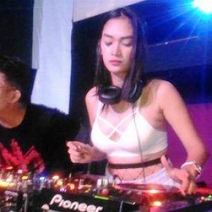 DJ Sheril Putri Ngaku Pernah Buka Baju Saat Main Kartu