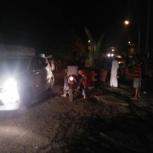 Kecewa dengan PT Waskita, Warga OKI Tanam Pohon Pisang di Jalan