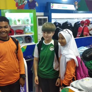 Siswa dari Indralaya Nekat ke Palembang Hanya Untuk Foto Dengan Atlet Asing