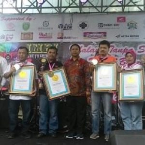 IMPI Sumsel Catat Rekor Baru Makan Pempek di Atas Motor