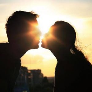 Ini Manfaat Mengejutkan dari Berciuman