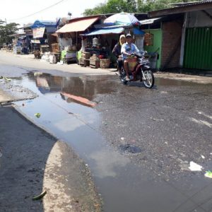 Drainase Tersumbat, Limbah Cemari Area Pasar Buah Tanjung Enim