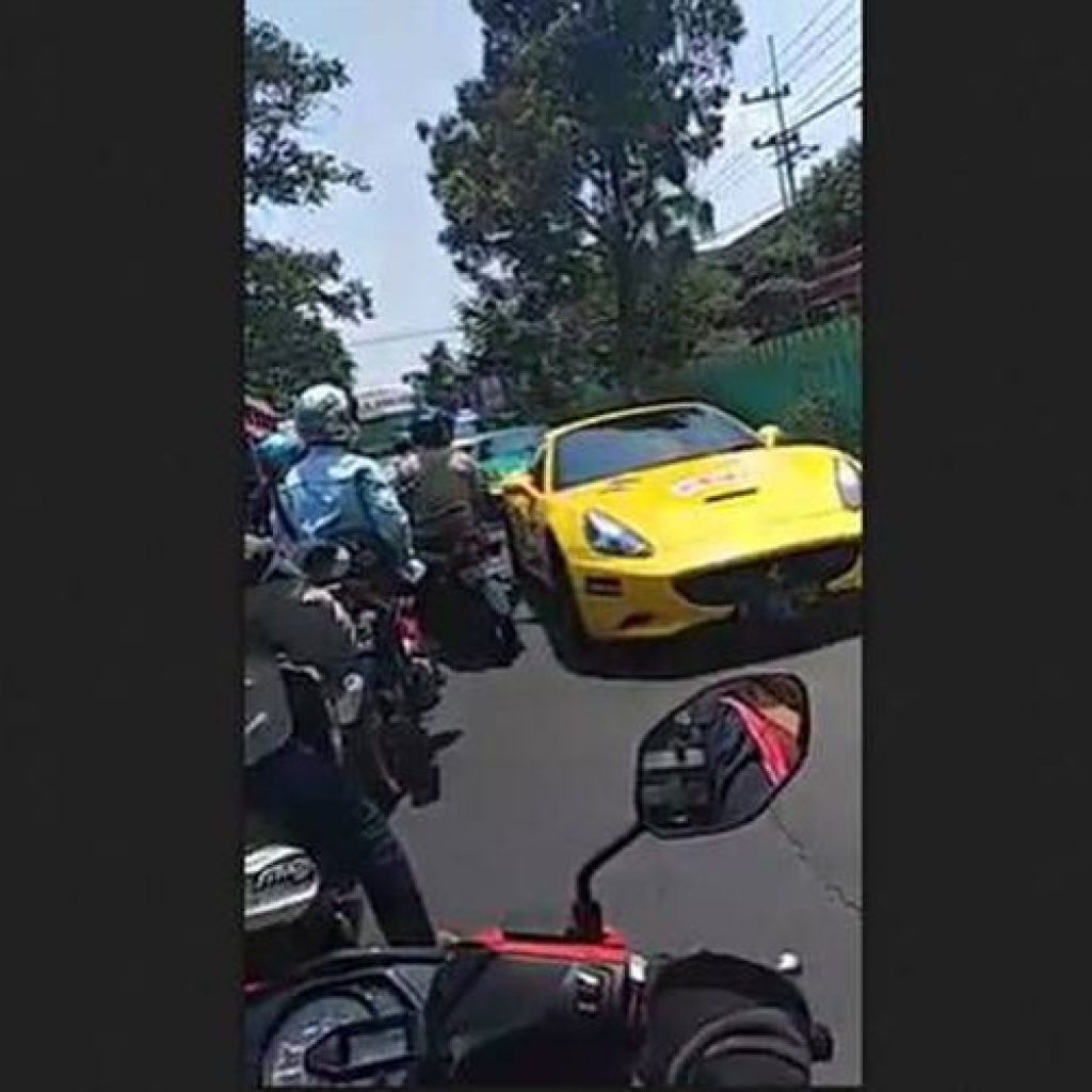 Buat Ambulance Terjebak, Konvoi Mobil Sport Viral Sebabkan Macet Lalu Lintas