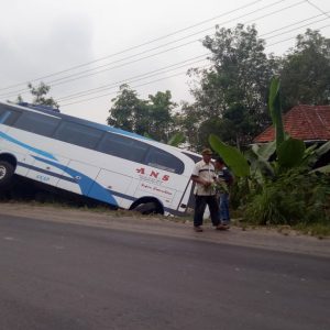Bus AKAP Berpenumpang 50 Kecelakaan di Jalintim