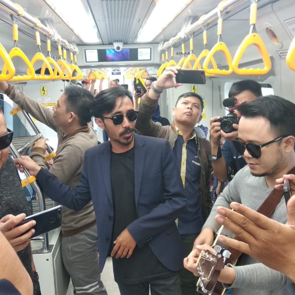 Ngamen di LRT, ST12 Bakal Bikin Video Klip