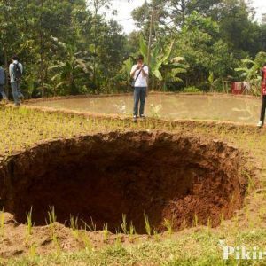 Fenomena Alam, Kemunculan Lubang Misterius Gegerkan Warga