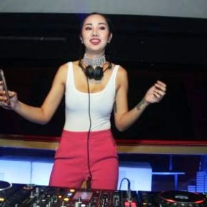 Berbusana Minim, DJ Chika Kinsky Panaskan CS