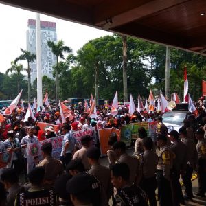 Sambil Berurai Air Mata, Honorer K2 Desak Hentikan Penerimaan CPNS