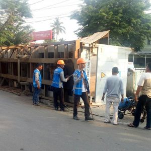 Sopir Tak Mampu Kendalikan Kemudi, Truk Fuso Terguling di Jalan Bambang Utoyo
