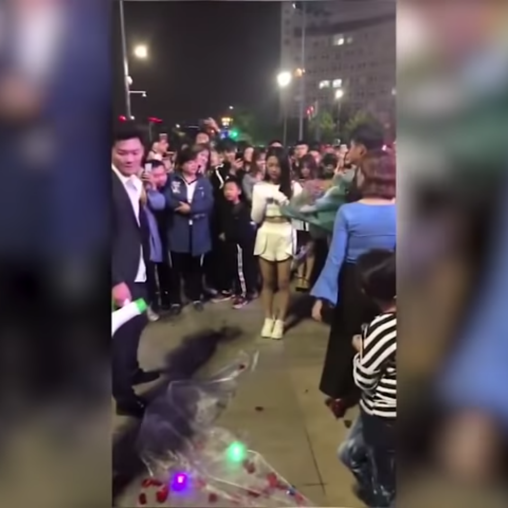 Gemes, Dua Pria Lamar Satu Wanita Di Waktu yang Sama