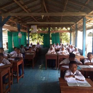 Kurang Ruang Kelas, Sebagaian Pelajar SMPN 1 Belimbing Belajar di Sanggar Seni