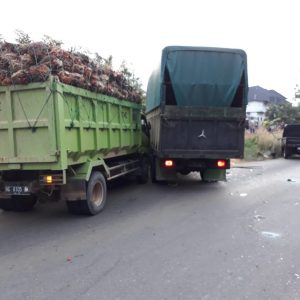 Truk Hantam Carry, Balita Tewas di TKP