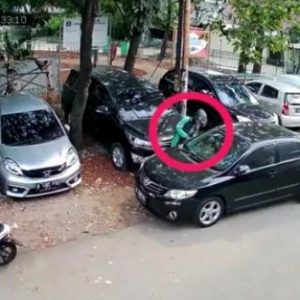 Aksi Viral Oknum Berjaket Ojol Lakukan Pencurian Spion Mobil Dijalan