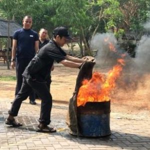 Fire Brigade Team Penanganan Darurat di Hotel Harper Purwakarta