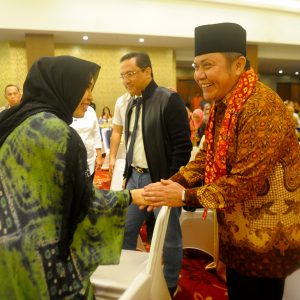 Buka Seminar Manajemen, HD Ingatkan Peserta Bawa Pulang Pempek Palembang