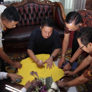 Jersey SFC Bertandatangan Herman Deru Dilelang untuk Palu-Donggala