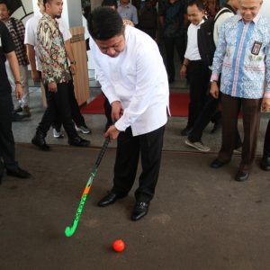 Herman Deru Hadiahi Atlet Hockey Lapangan di JSC